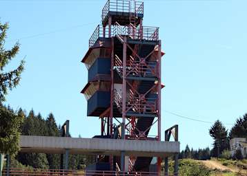 Der gewaltige Zielturm über der Strecke in Sverepec