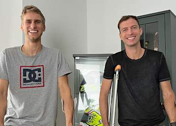 Julian Puffe (li.) und Toni Finsterbusch auf Krücken