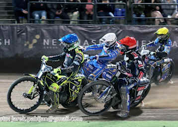 Vaculik vor Zmarzlik (Weiß), Madsen (Rot) und Holder