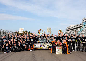 Große Freude bei Adrenalin Motorsport nach dem Titelgewinn