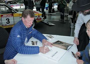 Walter Röhrl erfüllt Autogrammwünsche