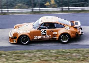 Ein Jägermeister-Porsche 934 im Karussell