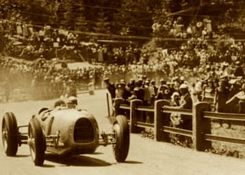 Bergkönig Hans Stuck mit seinem Auto Union-Rennwagen 1934