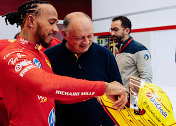 Lewis Hamilton mit Ferrari-Teamchef Fred Vasseur