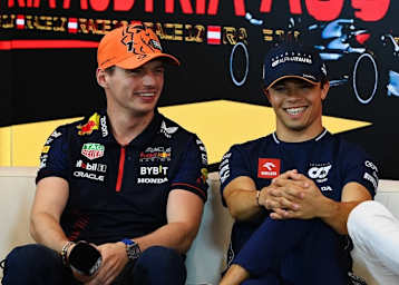 Max Verstappen und Nyck de Vries 2023 in Österreich
