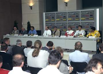 Pressekonferenz mit DMSB-Präsident Winfried Urbinger, ITR-Vorstand HW Aufrecht, den Sportchefs Norbert Haug (Mercedes) und Volker Strycek (Opel), Moderator Rainer Braun und den Piloten Joachim Winkelhock, Bernd Schneider und Christian Abt