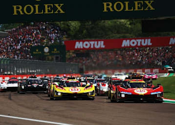 Beim Rennstart waren die Ferrari 499P noch vorne