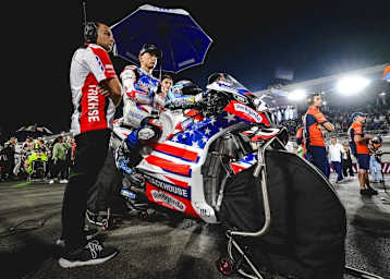 Hier war die MotoGP-Welt für den jungen Raul Fernandez noch in Ordnung, Wenige Minuten später ging seine Aprilia in den Streik