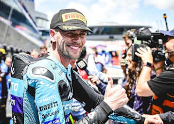 Keep smiling. Nach dem Qualifying in Jerez durfte Dixon vor die Kameras