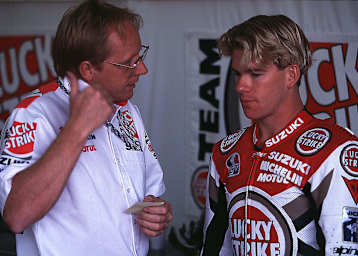 1997 bei Suzuki: Crew-Chief Stuart Shenton im Gespräch mit Anthony Gobert