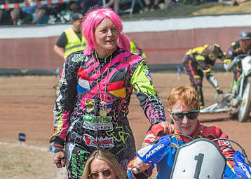 Desiree Holstein hier mit pinker Perücke und Nicole Standke in Hechthausen