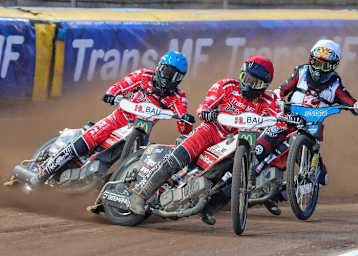Landshut (rot Antonio Lindbaeck, blau Erik Bachhuber) begann mit einem Heimsieg gegen Daugvpils