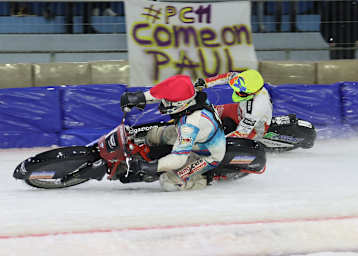 Marc Geyer (rot) hier in Heerenveen vor Michal Knap