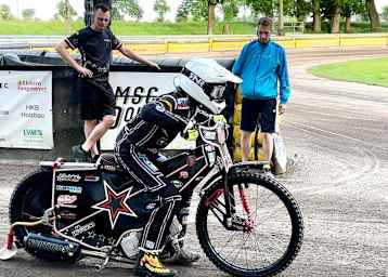 Jörg Tebbe (r.) auf dem Eichenring in Dohren mit Lester und Vater William Matthijssen
