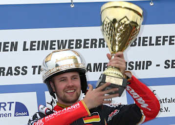 Lukas Fienhage mit dem Silberhelm des ADAC und dem Siegerpokal in Bielefeld