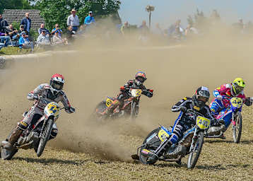 Fabian Wachs vor Andrew Appleton, Stephan Katt und Henry van der Steen in Osnabrück