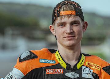 Oliver Svendsen (KTM) führt in der Klasse IDM Supersport 300