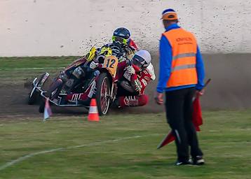 Die Comblons fahren auf Meier/Siebert auf und der Streckenposten schaut zu