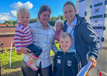 Tim und Johanna Scheunemann mit ihren Kindern Leni, Lia und Louis