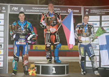 Das Podest in Sanok mit dem Sieger Lukas Hutla, Luca Bauer und Max Koivula