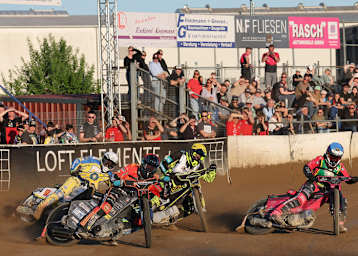 Die Cloppenburg Fighters (vorne Jonny Wynant) siegten vor dem MSC Olching (links Martin Smolinski)