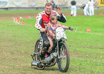 Bahnpokalsieger Marcel Sebastian bei einer Fahrervorsrtellung mit Töchterchen Mathilda