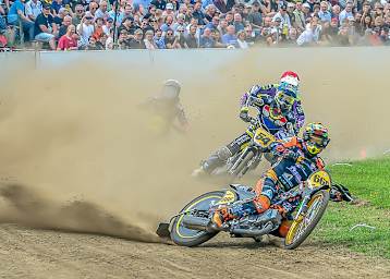 Freie Sicht für Romano Hummel vorne, die A...karte für Lukas Fienhage (links verdeckt im Staub)