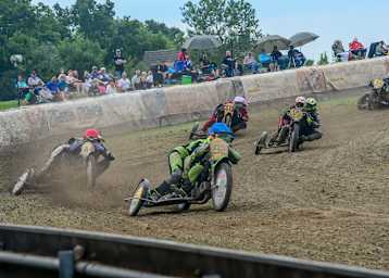 San Millan/Zapf (Helmfarbe blau) gewannen in Osnabrück vor Brandhofer/Herrmann (rot)