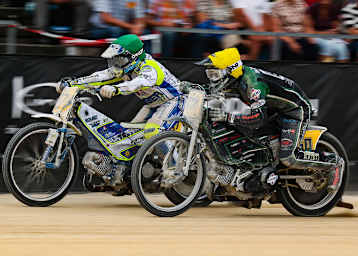 Daniel Spiller (r.) im Kampf mit Chris Harris