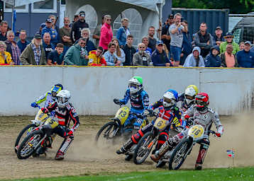 Erste Kurve im Grasbahn EM-Finale 2025 in Eenrum mit Sieger Kenneth Kruse Hansen (5)