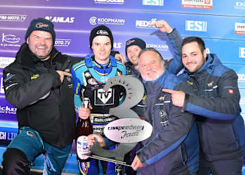 Luca Bauer freute sich mit seinem Team über den Podestplatz