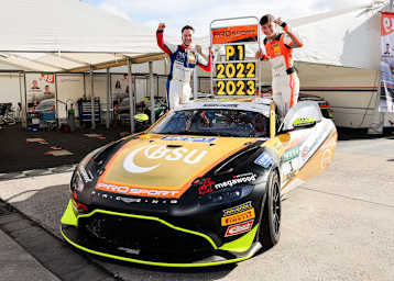 Der zweifache ADAC GT4 Germany-Meister Mike David Ortmann (links) gewinnt die Aston Martin Racing Driver Academy 
