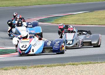 Erfreuliche Nachrichten für Lennard Göttlich/Uwe Neubert vor Ted und Vincent Peugeot