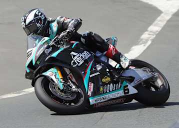 Michael Dunlop bei seinem Superbike-Sieg auf der Hawk Honda