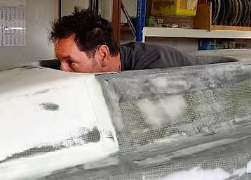 Die neue Verkleidung wird bei Markus Schlosser schon einmal angepasst