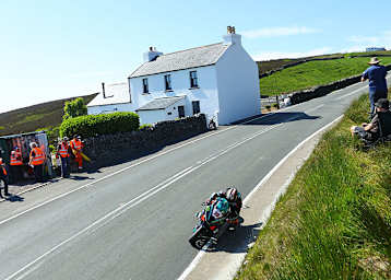 Peter Hickman auf dem Weg zu seinem Sieg in der Senior-TT 2023