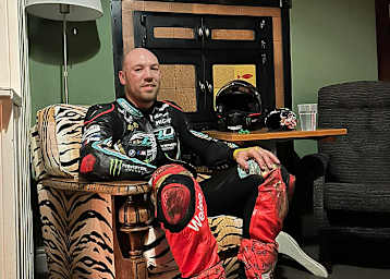 Peter Hickman hat es sich nach seinem Sturz im Ginger Hall Pub gemütlich gemacht