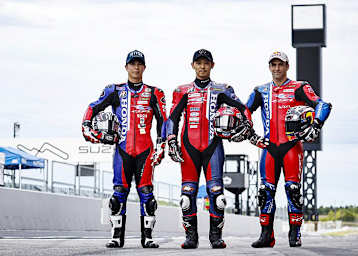 Tam HRC with Japan Post Teppei Nagoe, Takumi Takahashi, Johann Zarco (vlnr.)