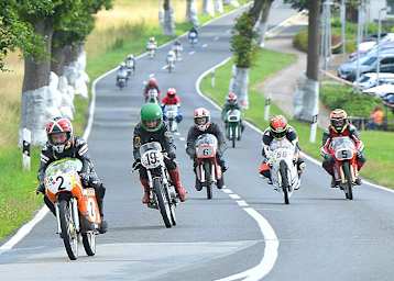 Fahrerfeld angeführt von Aalt Toersen