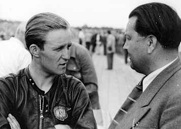 Rupert Hollaus im Gespräch mit NSU-Rennchef Ewald Praxl