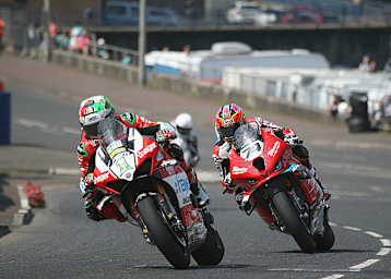 Glenn Irwin (1) und Davy Todd gewannen heuer beim NW200 je drei Rennen