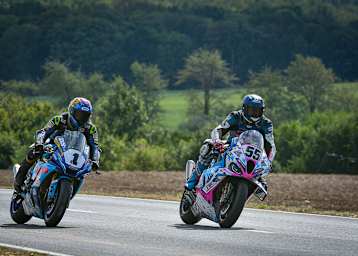 Titelverteidiger Lukas Maurer (1) konnte sich nur kurz im Windschatten von David Datzer halten