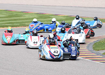 Seitenwagenrennsport besticht durch spannende Rad-an-Rad-Kämpfe