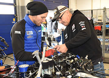 Der Motorwechsel blieb Tim Reeves (re.) und Mark Wilkes doch nicht erspart