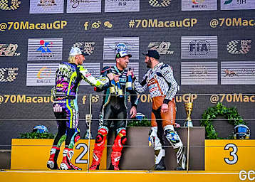 2023 prosteten Davey Todd (li.) und Peter Hickman David Datzer beim Macau Motorcycle Grand Prix zu