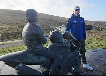 Auch Kevin Kölsch stattete auf der Isle of Man der Statue von Joey Dunlop einen Besuch ab