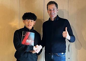 Aviobike-Teamchef Giovanni Baggi (re.) begrüßt Akito Haga in seiner Mannschaft