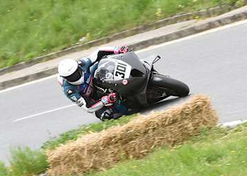 David Datzer zirkelt bei seiner Rekordfahrt haarscharf am Stroballen vorbei