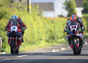 Dean Harrison (3) und Davey Todd liefern sich ein spannendes Duell