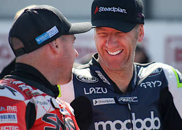 Dieses Jahr hatte Ian Hutchinson (re.) wieder Grund zum Lachen